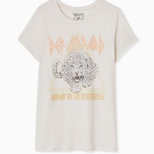Torrid Classic Fit Crew Tee - Def Leppard Heartbreak - Size 4